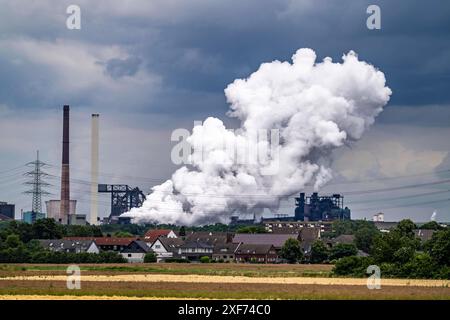 Hüttenwerke Krupp-Mannesmann, HKM in Duisburg-Hüttenheim, 2 Hochöfen, Kokerei, Wohnhäuser in Duisburg-Mündelheim, Löschwolke der Kokerei, NRW, Deutschland, HKM Stahlwerk *** Hüttenwerke Krupp Mannesmann, HKM Duisburg Hüttenheim, 2 Hochöfen, Kokerei, Wohngebäude Duisburg München, Löschwolke der Kokerei, NRW, Deutschland, HKM Stahlwerk Stockfoto