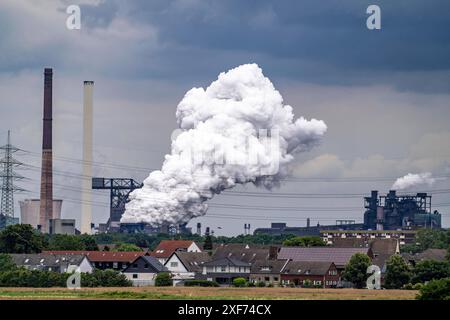 Hüttenwerke Krupp-Mannesmann, HKM in Duisburg-Hüttenheim, 2 Hochöfen, Kokerei, Wohnhäuser in Duisburg-Mündelheim, Löschwolke der Kokerei, NRW, Deutschland, HKM Stahlwerk *** Hüttenwerke Krupp Mannesmann, HKM Duisburg Hüttenheim, 2 Hochöfen, Kokerei, Wohngebäude Duisburg München, Löschwolke der Kokerei, NRW, Deutschland, HKM Stahlwerk Stockfoto