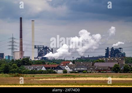 Hüttenwerke Krupp-Mannesmann, HKM in Duisburg-Hüttenheim, 2 Hochöfen, Kokerei, Wohnhäuser in Duisburg-Mündelheim, Löschwolke der Kokerei, NRW, Deutschland, HKM Stahlwerk *** Hüttenwerke Krupp Mannesmann, HKM Duisburg Hüttenheim, 2 Hochöfen, Kokerei, Wohngebäude Duisburg München, Löschwolke der Kokerei, NRW, Deutschland, HKM Stahlwerk Stockfoto