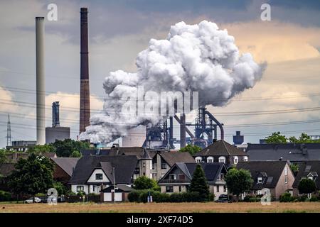 Hüttenwerke Krupp-Mannesmann, HKM in Duisburg-Hüttenheim, 2 Hochöfen, Kokerei, Wohnhäuser in Duisburg-Mündelheim, Löschwolke der Kokerei, NRW, Deutschland, HKM Stahlwerk *** Hüttenwerke Krupp Mannesmann, HKM Duisburg Hüttenheim, 2 Hochöfen, Kokerei, Wohngebäude Duisburg München, Löschwolke der Kokerei, NRW, Deutschland, HKM Stahlwerk Stockfoto