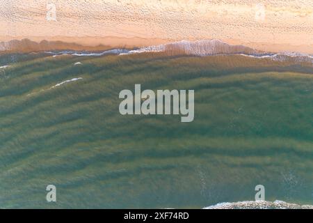 Sommerlandschaft. Luftdrohne zenithaler Blick auf einen Strand in der Abenddämmerung Stockfoto