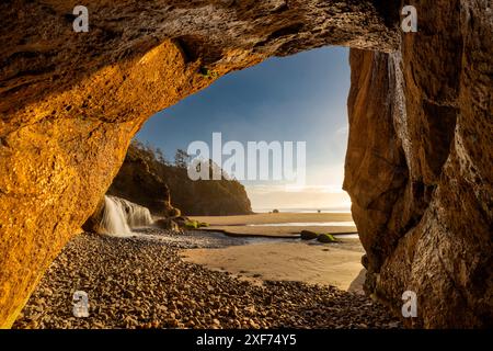 Fall Creek Wasserfall von Cave am Hug Point in der Nähe von Cannon Beach, Oregon, USA. Stockfoto