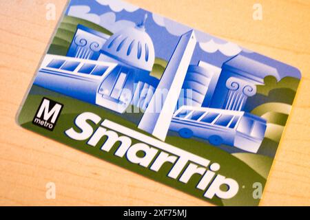 1. Juli 2024, Washington DC, District of Columbia, Vereinigte Staaten von Amerika: Die DC SmarTrip-Karte ist eine wiederverwendbare Fahrkarte, die für Reisen mit der Washington Metropolitan Area Transit Authority (WMATA) verwendet wird, einschließlich Metrorail, Metrobus und regionalen Bussystemen. Es bietet den Komfort von Tap-and-Go-Zahlungen, Bilanzschutz bei Registrierung und Kompatibilität mit verschiedenen Transitdiensten im DC-Gebiet. Die SmarTrip-Karte kann online, an Bahnhöfen oder an Einzelhandelsstandorten mit Guthaben geladen werden und unterstützt kontaktlose Zahlungen für effiziente Reisen. (Kreditbild: © Taidgh Barron/ZUMA PR Stockfoto