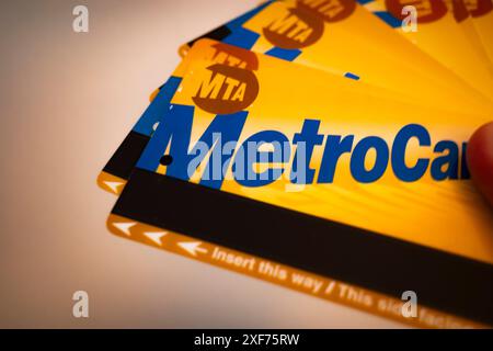 New York, New York, USA. Juli 2024. Die MTA New York City Transit MetroCard, eine ehemalige elektronische Aufladekarte, die die Pendler von New Yorker über die Drehkreuze des NYC Subway-Systems ziehen würden. Die Metrocard wurde in den späten 90er Jahren eingeführt und beginnt, durch das neue OMNY-System der MTA, das von Cubic entwickelt wurde, auslaufen zu lassen. Die MTA schätzt, dass Fahrpreisflucht und Drehkreuz-Hopping die zahlenmäßig knapp gewordene Agentur Milliarden Dollar an verlorenen Einnahmen Kosten. (Kreditbild: © Taidgh Barron/ZUMA Press Wire) NUR REDAKTIONELLE VERWENDUNG! Nicht für kommerzielle ZWECKE! Stockfoto