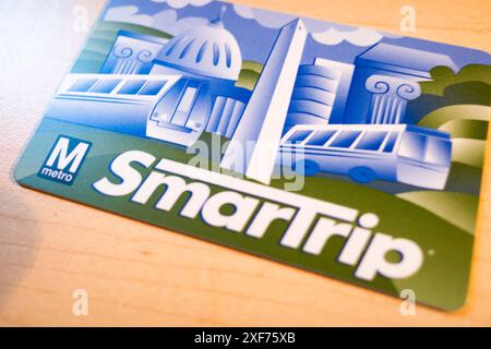 1. Juli 2024, Washington DC, District of Columbia, Vereinigte Staaten von Amerika: Die DC SmarTrip-Karte ist eine wiederverwendbare Fahrkarte, die für Reisen mit der Washington Metropolitan Area Transit Authority (WMATA) verwendet wird, einschließlich Metrorail, Metrobus und regionalen Bussystemen. Es bietet den Komfort von Tap-and-Go-Zahlungen, Bilanzschutz bei Registrierung und Kompatibilität mit verschiedenen Transitdiensten im DC-Gebiet. Die SmarTrip-Karte kann online, an Bahnhöfen oder an Einzelhandelsstandorten mit Guthaben geladen werden und unterstützt kontaktlose Zahlungen für effiziente Reisen. (Kreditbild: © Taidgh Barron/ZUMA PR Stockfoto