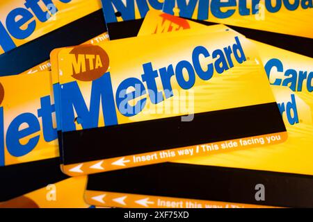 New York, New York, USA. Juli 2024. Die MTA New York City Transit MetroCard, eine ehemalige elektronische Aufladekarte, die die Pendler von New Yorker über die Drehkreuze des NYC Subway-Systems ziehen würden. Die Metrocard wurde in den späten 90er Jahren eingeführt und beginnt, durch das neue OMNY-System der MTA, das von Cubic entwickelt wurde, auslaufen zu lassen. Die MTA schätzt, dass Fahrpreisflucht und Drehkreuz-Hopping die zahlenmäßig knapp gewordene Agentur Milliarden Dollar an verlorenen Einnahmen Kosten. (Kreditbild: © Taidgh Barron/ZUMA Press Wire) NUR REDAKTIONELLE VERWENDUNG! Nicht für kommerzielle ZWECKE! Stockfoto