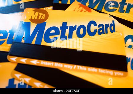 New York, New York, USA. Juli 2024. Die MTA New York City Transit MetroCard, eine ehemalige elektronische Aufladekarte, die die Pendler von New Yorker über die Drehkreuze des NYC Subway-Systems ziehen würden. Die Metrocard wurde in den späten 90er Jahren eingeführt und beginnt, durch das neue OMNY-System der MTA, das von Cubic entwickelt wurde, auslaufen zu lassen. Die MTA schätzt, dass Fahrpreisflucht und Drehkreuz-Hopping die zahlenmäßig knapp gewordene Agentur Milliarden Dollar an verlorenen Einnahmen Kosten. (Kreditbild: © Taidgh Barron/ZUMA Press Wire) NUR REDAKTIONELLE VERWENDUNG! Nicht für kommerzielle ZWECKE! Stockfoto