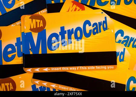 New York, New York, USA. Juli 2024. Die MTA New York City Transit MetroCard, eine ehemalige elektronische Aufladekarte, die die Pendler von New Yorker über die Drehkreuze des NYC Subway-Systems ziehen würden. Die Metrocard wurde in den späten 90er Jahren eingeführt und beginnt, durch das neue OMNY-System der MTA, das von Cubic entwickelt wurde, auslaufen zu lassen. Die MTA schätzt, dass Fahrpreisflucht und Drehkreuz-Hopping die zahlenmäßig knapp gewordene Agentur Milliarden Dollar an verlorenen Einnahmen Kosten. (Kreditbild: © Taidgh Barron/ZUMA Press Wire) NUR REDAKTIONELLE VERWENDUNG! Nicht für kommerzielle ZWECKE! Stockfoto