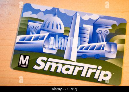 1. Juli 2024, Washington DC, District of Columbia, Vereinigte Staaten von Amerika: Die DC SmarTrip-Karte ist eine wiederverwendbare Fahrkarte, die für Reisen mit der Washington Metropolitan Area Transit Authority (WMATA) verwendet wird, einschließlich Metrorail, Metrobus und regionalen Bussystemen. Es bietet den Komfort von Tap-and-Go-Zahlungen, Bilanzschutz bei Registrierung und Kompatibilität mit verschiedenen Transitdiensten im DC-Gebiet. Die SmarTrip-Karte kann online, an Bahnhöfen oder an Einzelhandelsstandorten mit Guthaben geladen werden und unterstützt kontaktlose Zahlungen für effiziente Reisen. (Kreditbild: © Taidgh Barron/ZUMA PR Stockfoto