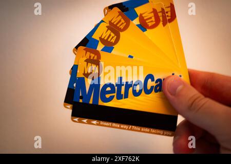 New York, New York, USA. Juli 2024. Die MTA New York City Transit MetroCard, eine ehemalige elektronische Aufladekarte, die die Pendler von New Yorker über die Drehkreuze des NYC Subway-Systems ziehen würden. Die Metrocard wurde in den späten 90er Jahren eingeführt und beginnt, durch das neue OMNY-System der MTA, das von Cubic entwickelt wurde, auslaufen zu lassen. Die MTA schätzt, dass Fahrpreisflucht und Drehkreuz-Hopping die zahlenmäßig knapp gewordene Agentur Milliarden Dollar an verlorenen Einnahmen Kosten. (Kreditbild: © Taidgh Barron/ZUMA Press Wire) NUR REDAKTIONELLE VERWENDUNG! Nicht für kommerzielle ZWECKE! Stockfoto