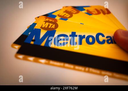 New York, New York, USA. Juli 2024. Die MTA New York City Transit MetroCard, eine ehemalige elektronische Aufladekarte, die die Pendler von New Yorker über die Drehkreuze des NYC Subway-Systems ziehen würden. Die Metrocard wurde in den späten 90er Jahren eingeführt und beginnt, durch das neue OMNY-System der MTA, das von Cubic entwickelt wurde, auslaufen zu lassen. Die MTA schätzt, dass Fahrpreisflucht und Drehkreuz-Hopping die zahlenmäßig knapp gewordene Agentur Milliarden Dollar an verlorenen Einnahmen Kosten. (Kreditbild: © Taidgh Barron/ZUMA Press Wire) NUR REDAKTIONELLE VERWENDUNG! Nicht für kommerzielle ZWECKE! Stockfoto