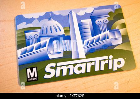 1. Juli 2024, Washington DC, District of Columbia, Vereinigte Staaten von Amerika: Die DC SmarTrip-Karte ist eine wiederverwendbare Fahrkarte, die für Reisen mit der Washington Metropolitan Area Transit Authority (WMATA) verwendet wird, einschließlich Metrorail, Metrobus und regionalen Bussystemen. Es bietet den Komfort von Tap-and-Go-Zahlungen, Bilanzschutz bei Registrierung und Kompatibilität mit verschiedenen Transitdiensten im DC-Gebiet. Die SmarTrip-Karte kann online, an Bahnhöfen oder an Einzelhandelsstandorten mit Guthaben geladen werden und unterstützt kontaktlose Zahlungen für effiziente Reisen. (Kreditbild: © Taidgh Barron/ZUMA PR Stockfoto