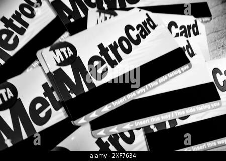 New York, New York, USA. Juli 2024. Die MTA New York City Transit MetroCard, eine ehemalige elektronische Aufladekarte, die die Pendler von New Yorker über die Drehkreuze des NYC Subway-Systems ziehen würden. Die Metrocard wurde in den späten 90er Jahren eingeführt und beginnt, durch das neue OMNY-System der MTA, das von Cubic entwickelt wurde, auslaufen zu lassen. Die MTA schätzt, dass Fahrpreisflucht und Drehkreuz-Hopping die zahlenmäßig knapp gewordene Agentur Milliarden Dollar an verlorenen Einnahmen Kosten. (Kreditbild: © Taidgh Barron/ZUMA Press Wire) NUR REDAKTIONELLE VERWENDUNG! Nicht für kommerzielle ZWECKE! Stockfoto