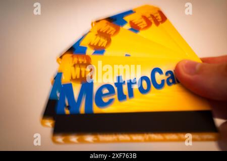 New York, New York, USA. Juli 2024. Die MTA New York City Transit MetroCard, eine ehemalige elektronische Aufladekarte, die die Pendler von New Yorker über die Drehkreuze des NYC Subway-Systems ziehen würden. Die Metrocard wurde in den späten 90er Jahren eingeführt und beginnt, durch das neue OMNY-System der MTA, das von Cubic entwickelt wurde, auslaufen zu lassen. Die MTA schätzt, dass Fahrpreisflucht und Drehkreuz-Hopping die zahlenmäßig knapp gewordene Agentur Milliarden Dollar an verlorenen Einnahmen Kosten. (Kreditbild: © Taidgh Barron/ZUMA Press Wire) NUR REDAKTIONELLE VERWENDUNG! Nicht für kommerzielle ZWECKE! Stockfoto