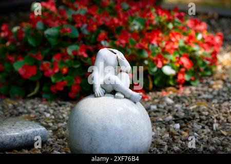 Ein beschädigter kopfloser Cherub auf einem Grab auf einem Friedhof Stockfoto