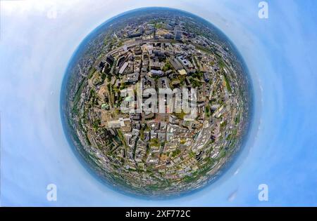 Blick aus der Vogelperspektive, Blick auf die Innenstadt mit Kennedyplatz und Outdoor-Gastronomie mit roten Sonnenschirmen, Wohnviertel und Business Center, Blick auf die Essener Hauptstädte Stockfoto