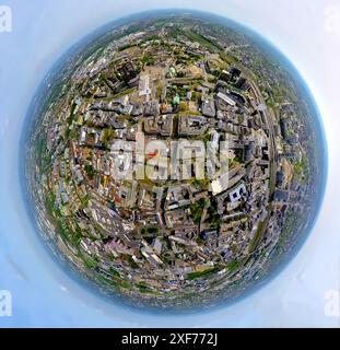 Blick aus der Vogelperspektive, Blick auf die Innenstadt mit Kennedyplatz und Outdoor-Gastronomie mit roten Sonnenschirmen, Wohnviertel und Business Center, Blick auf die Essener Hauptstädte Stockfoto