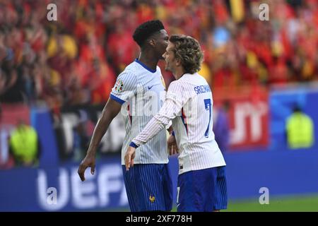 Düsseldorf, Deutschland. Juli 2024. Aurelien Tchouameni (Frankreich) Antoine Griezmann (Frankreich) während des Spiels zur UEFA Euro Deutschland 2024 zwischen Frankreich 1-0 Belgien in der Düsseldorf Arena am 1. Juli 2024 in Düsseldorf. Kredit: Maurizio Borsari/AFLO/Alamy Live News Kredit: Aflo Co. Ltd./Alamy Live News Stockfoto