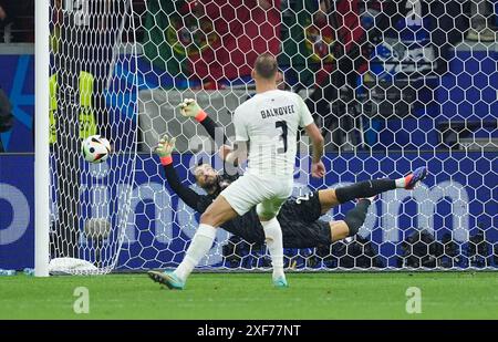 Der Elfmeterschießer des slowenischen Jure Balkovec wird von Portugal Torhüter Diego Costa während der UEFA Euro 2024 gerettet, im Achtelfinale in der Frankfurter Arena. Bilddatum: Montag, 1. Juli 2024. Stockfoto