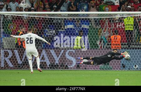 Der Elfmeter des Sloweniens Josip Ilicic wird von Portugal Torhüter Diego Costa während der UEFA Euro 2024 gerettet, im Achtelfinale in der Frankfurter Arena. Bilddatum: Montag, 1. Juli 2024. Stockfoto