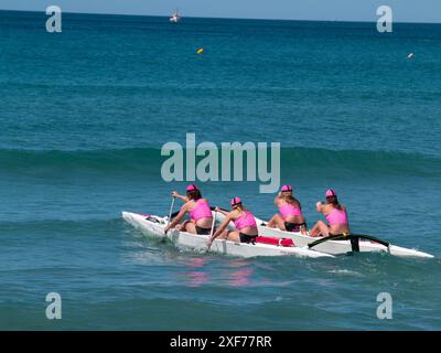 Tauranga Neuseeland - 28. Januar 2012; Surf-Kanufahrer-Paddlerinnen auf dem Weg zum Surf-Club-Event am Mount Maunganui Surf Lifesaving Competition. Stockfoto