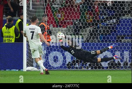 Der Elfmeter des slowenischen Benjamin Verbic wird von Portugal Torhüter Diego Costa während der UEFA Euro 2024 gerettet, im Achtelfinale in der Frankfurt Arena. Bilddatum: Montag, 1. Juli 2024. Stockfoto