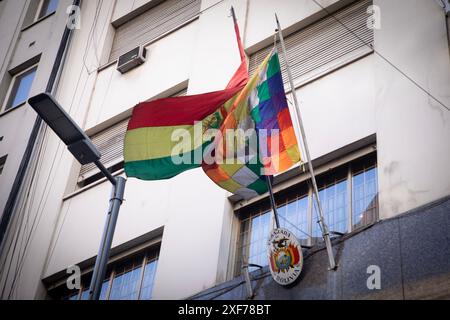 Buenos Aires. Juli 2024. Das Foto vom 1. Juli 2024 zeigt das Gebäude der bolivianischen Botschaft in Buenos Aires. Die bolivianische Regierung rief am Montag ihren Botschafter in Argentinien, Ramiro Tapia, zu Konsultationen zurück, nachdem der argentinische Präsident Javier Milei kürzlich über den gescheiterten Putsch in Bolivien am 26. Juni geäußert hatte. Quelle: Martin Zabala/Xinhua/Alamy Live News Stockfoto