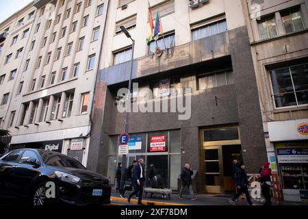 Buenos Aires. Juli 2024. Das Foto vom 1. Juli 2024 zeigt das Gebäude der bolivianischen Botschaft in Buenos Aires. Die bolivianische Regierung rief am Montag ihren Botschafter in Argentinien, Ramiro Tapia, zu Konsultationen zurück, nachdem der argentinische Präsident Javier Milei kürzlich über den gescheiterten Putsch in Bolivien am 26. Juni geäußert hatte. Quelle: Martin Zabala/Xinhua/Alamy Live News Stockfoto