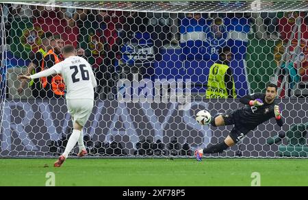 Der Elfmeter des Sloweniens Josip Ilicic wird von Portugal Torhüter Diego Costa während der UEFA Euro 2024 gerettet, im Achtelfinale in der Frankfurter Arena. Bilddatum: Montag, 1. Juli 2024. Stockfoto
