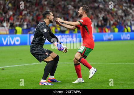 Portugals Bernardo Silva und Torhüter Diego Costa feiern den Sieg im Elfmeterschießen während der UEFA Euro 2024, dem Achtelfinale in der Frankfurt Arena. Bilddatum: Montag, 1. Juli 2024. Stockfoto