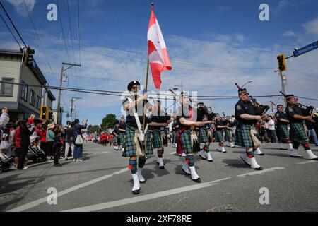 Richmond, Kanada. Juli 2024. Eine Pfeifenband marschiert während der Canada Day Parade in Richmond, British Columbia, Kanada, am 1. Juli 2024. Quelle: Liang Sen/Xinhua/Alamy Live News Stockfoto