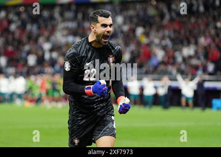 Der portugiesische Torhüter Diego Costa feiert beim Elfmeterschießen während der UEFA Euro 2024, dem Achtelfinale in der Frankfurt Arena, einen Elfmeterschießen gegen Josip Ilicic (nicht abgebildet). Bilddatum: Montag, 1. Juli 2024. Stockfoto