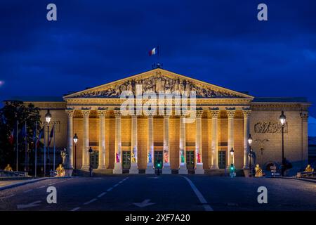 Paris, Frankreich - 1. Juli 2024: Die Nationalversammlung - Palais Bourbon mit sechs Skulpturen, die den Olympismus auf seinen Stufen darstellen, um Sport und Ar zu feiern Stockfoto