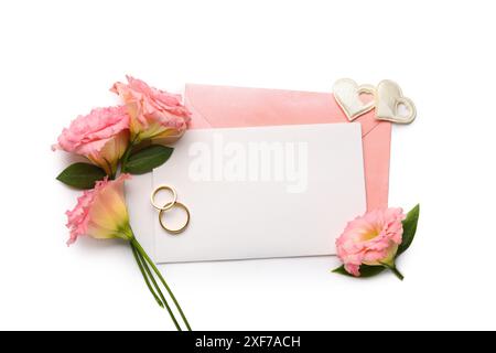 Komposition mit leeren Karten, Eheringen und Eustoma-Blüten auf weißem Hintergrund Stockfoto