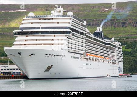 Akureyri Island - 13. Juli. 2022: Kreuzfahrtschiff MSC Poesia im Hafen von Akureyri Stockfoto