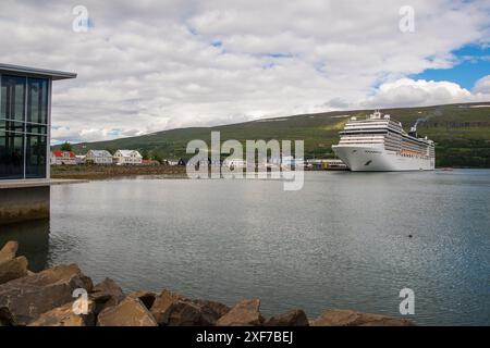 Akureyri Island - 13. Juli. 2022: Kreuzfahrtschiff MSC Poesia im Hafen von Akureyri Stockfoto