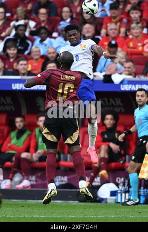 Düsseldorf, Deutschland. Juli 2024. Aurelien Tchouameni (Frankreich) Romelu Lukaku (Belgien) während des Spiels zur UEFA Euro Deutschland 2024 zwischen Frankreich 1-0 Belgien in der Düsseldorf Arena am 01. Juli 2024 in Düsseldorf. Kredit: Maurizio Borsari/AFLO/Alamy Live News Kredit: Aflo Co. Ltd./Alamy Live News Stockfoto