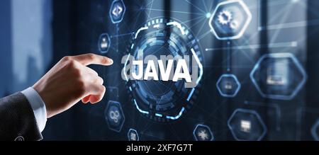 Geschäftsmann klickt auf Java Programmiersprache Anwendungskonzept auf virtuellen Bildschirm. Stockfoto