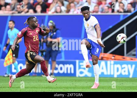 Düsseldorf, Deutschland. Juli 2024. Aurelien Tchouameni (Frankreich) Jeremy Doku (Belgien) während des Spiels zur UEFA Euro Deutschland 2024 zwischen Frankreich 1-0 Belgien in der Düsseldorf Arena am 1. Juli 2024 in Düsseldorf. Kredit: Maurizio Borsari/AFLO/Alamy Live News Kredit: Aflo Co. Ltd./Alamy Live News Stockfoto