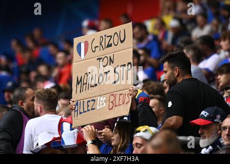 Düsseldorf, Deutschland. Juli 2024. Fans (Frankreich) beim Spiel der UEFA Euro Deutschland 2024 zwischen Frankreich 1-0 Belgien in der Düsseldorf Arena am 1. Juli 2024 in Düsseldorf. Kredit: Maurizio Borsari/AFLO/Alamy Live News Kredit: Aflo Co. Ltd./Alamy Live News Stockfoto