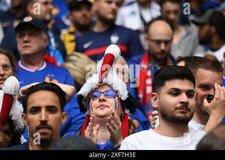 Düsseldorf, Deutschland. Juli 2024. Fans (Frankreich) beim Spiel der UEFA Euro Deutschland 2024 zwischen Frankreich 1-0 Belgien in der Düsseldorf Arena am 1. Juli 2024 in Düsseldorf. Kredit: Maurizio Borsari/AFLO/Alamy Live News Kredit: Aflo Co. Ltd./Alamy Live News Stockfoto