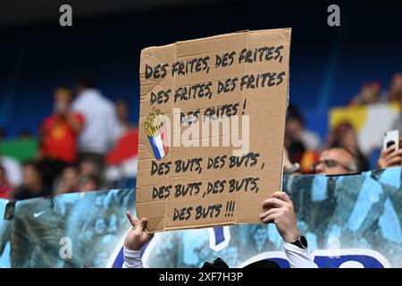 Düsseldorf, Deutschland. Juli 2024. Fans (Frankreich) beim Spiel der UEFA Euro Deutschland 2024 zwischen Frankreich 1-0 Belgien in der Düsseldorf Arena am 1. Juli 2024 in Düsseldorf. Kredit: Maurizio Borsari/AFLO/Alamy Live News Kredit: Aflo Co. Ltd./Alamy Live News Stockfoto
