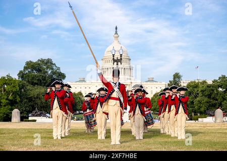 Das 3D U.S. Infantry Fife and Drum Corps und das US Army Drill Team unterstützen die US Capitol Summer Concert Series 2024 im US Capitol am 25. Juni 2024. (Foto der US-Armee von Sgt. Oscar Toscano) Stockfoto