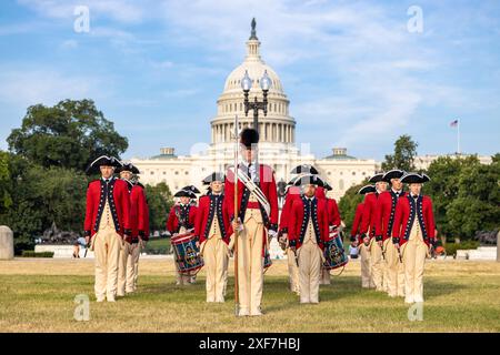 Das 3D U.S. Infantry Fife and Drum Corps und das US Army Drill Team unterstützen die US Capitol Summer Concert Series 2024 im US Capitol am 25. Juni 2024. (Foto der US-Armee von Sgt. Oscar Toscano) Stockfoto