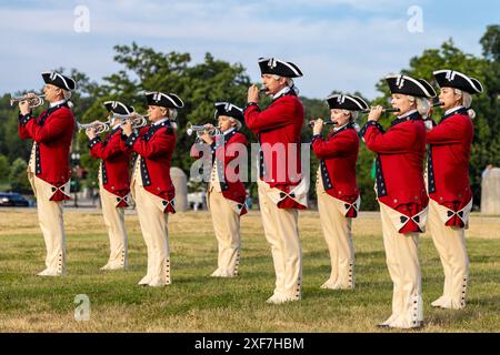 Das 3D U.S. Infantry Fife and Drum Corps und das US Army Drill Team unterstützen die US Capitol Summer Concert Series 2024 im US Capitol am 25. Juni 2024. (Foto der US-Armee von Sgt. Oscar Toscano) Stockfoto