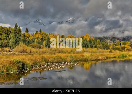 USA, Wyoming. Blick auf den Grand Tetons National Park auf die Teton Mountains, während sie sich durch die Morgenwolken von Schwabacher Landing in Reflexionen erheben Stockfoto