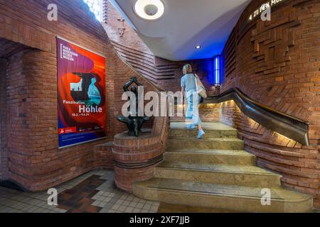 Treppe zum Paula Modersohn-Becker Museum in der Böttcherstraße in Bremen. Im expressionistischen Backsteinbau sind Werke aus allen Schaffensphasen des Künstlers zu sehen. Es ist das erste Museum der Welt, das einer Malerin gewidmet ist und 1927 eröffnet wurde. Ansgari-Viertel, Bremen, Deutschland Stockfoto