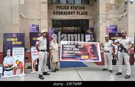 Neu-Delhi, Indien. Juli 2024. NEW DELHI, INDIEN - 1. JULI: Polizeipersonal installiert am Montag in New Delhi, Indien Plakate über die neuen Strafrechte, die außerhalb der Parliament Street Police Station aufgestellt wurden, um das Bewusstsein der Menschen zu wecken. Juli 2024. (Foto: Sonu Mehta/Hindustan Times/SIPA USA) Credit: SIPA USA/Alamy Live News Stockfoto