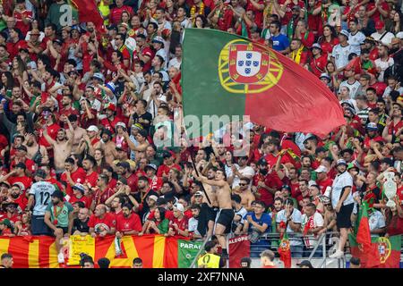 Frankfurt Am Main, Deutschland. Juli 2024. Die portugiesischen Fans beim Achtelfinale der UEFA EURO 2024 in der Frankfurt Arena in Frankfurt am Main am 1. Juli 2024 (Foto: Andrew SURMA/ Credit: SIPA USA/Alamy Live News) Stockfoto