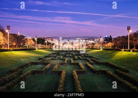 Blick auf den Lissabonner Marquis de Pombal Square vom Eduardo VII Park in der Abenddämmerung. Lissabon, Portugal Stockfoto